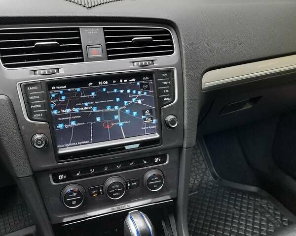 Серый Фольксваген e-Golf, объемом двигателя 0 л и пробегом 70 тыс. км за 11500 $, фото 7 на Automoto.ua