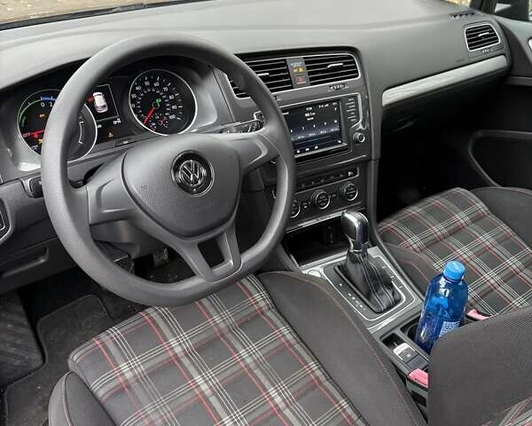 Серый Фольксваген e-Golf, объемом двигателя 0 л и пробегом 96 тыс. км за 9100 $, фото 15 на Automoto.ua