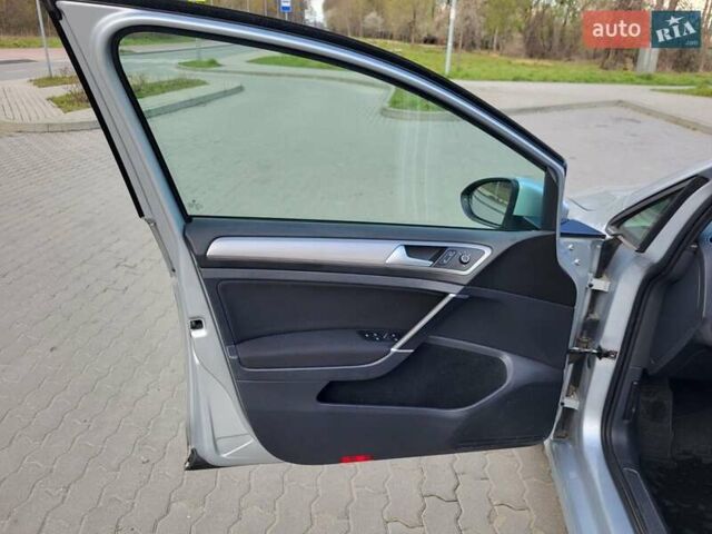 Серый Фольксваген e-Golf, объемом двигателя 0 л и пробегом 98 тыс. км за 9300 $, фото 14 на Automoto.ua