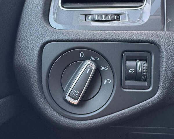 Серый Фольксваген e-Golf, объемом двигателя 0 л и пробегом 80 тыс. км за 9000 $, фото 15 на Automoto.ua