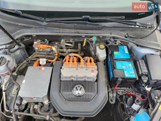 Серый Фольксваген e-Golf, объемом двигателя 0 л и пробегом 98 тыс. км за 9300 $, фото 23 на Automoto.ua