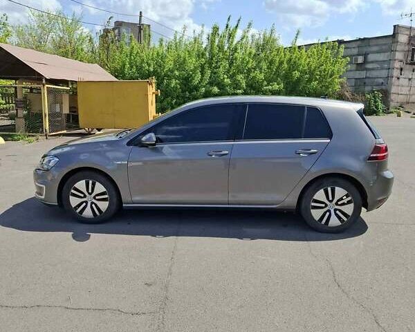 Серый Фольксваген e-Golf, объемом двигателя 0 л и пробегом 121 тыс. км за 9700 $, фото 1 на Automoto.ua