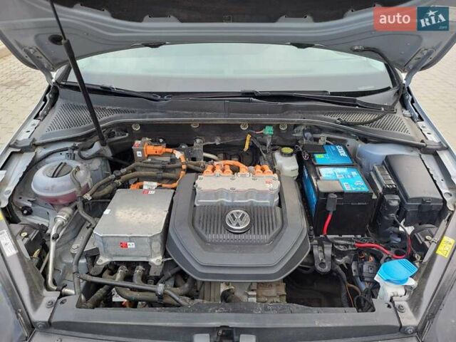 Серый Фольксваген e-Golf, объемом двигателя 0 л и пробегом 98 тыс. км за 9300 $, фото 29 на Automoto.ua