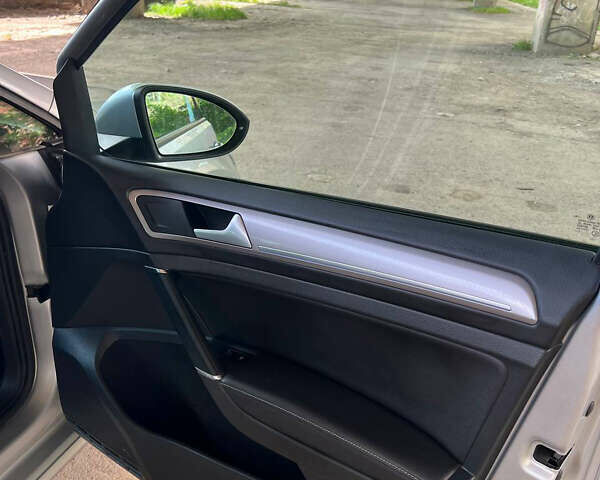 Серый Фольксваген e-Golf, объемом двигателя 0 л и пробегом 113 тыс. км за 9999 $, фото 11 на Automoto.ua