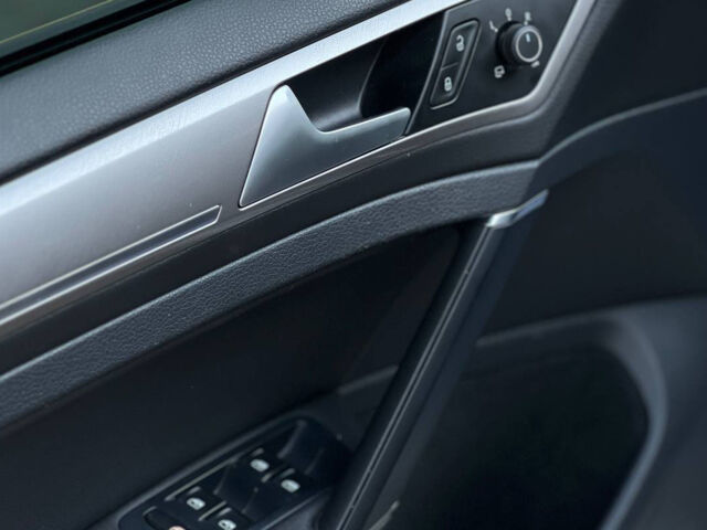 Серый Фольксваген e-Golf, объемом двигателя 24 л и пробегом 122 тыс. км за 10400 $, фото 7 на Automoto.ua