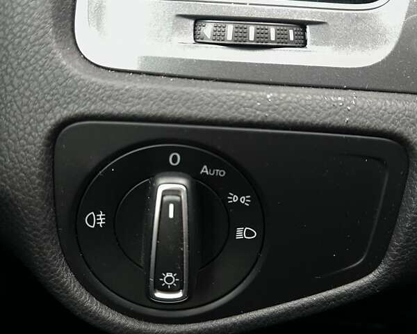 Серый Фольксваген e-Golf, объемом двигателя 0 л и пробегом 107 тыс. км за 10300 $, фото 17 на Automoto.ua