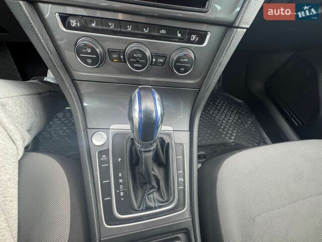 Серый Фольксваген e-Golf, объемом двигателя 0 л и пробегом 150 тыс. км за 8899 $, фото 34 на Automoto.ua
