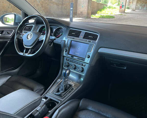 Серый Фольксваген e-Golf, объемом двигателя 0 л и пробегом 113 тыс. км за 9999 $, фото 10 на Automoto.ua