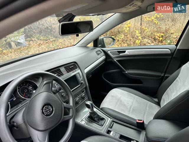 Серый Фольксваген e-Golf, объемом двигателя 0 л и пробегом 95 тыс. км за 8200 $, фото 8 на Automoto.ua