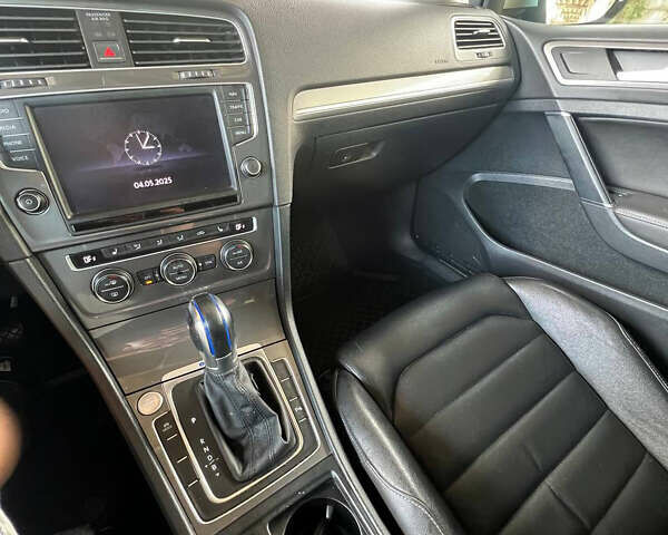 Серый Фольксваген e-Golf, объемом двигателя 0 л и пробегом 113 тыс. км за 9999 $, фото 22 на Automoto.ua