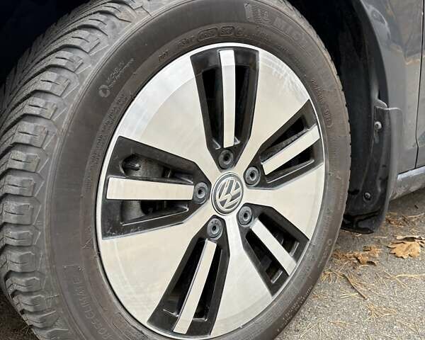 Серый Фольксваген e-Golf, объемом двигателя 0 л и пробегом 96 тыс. км за 8800 $, фото 25 на Automoto.ua