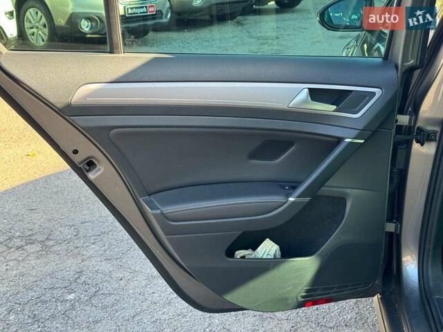 Серый Фольксваген e-Golf, объемом двигателя 0 л и пробегом 72 тыс. км за 11390 $, фото 18 на Automoto.ua