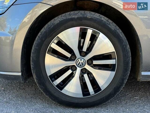 Серый Фольксваген e-Golf, объемом двигателя 0 л и пробегом 72 тыс. км за 11390 $, фото 8 на Automoto.ua