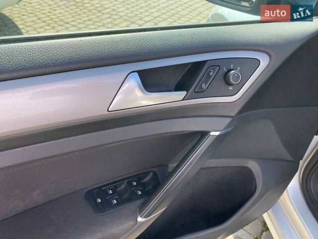 Серый Фольксваген e-Golf, объемом двигателя 0 л и пробегом 115 тыс. км за 8500 $, фото 9 на Automoto.ua