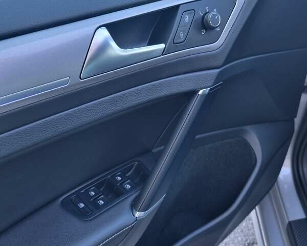 Сірий Фольксваген e-Golf, об'ємом двигуна 0 л та пробігом 48 тис. км за 12000 $, фото 22 на Automoto.ua