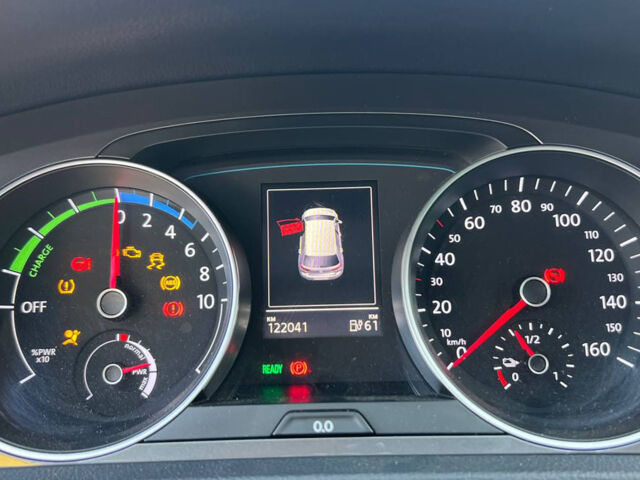 Серый Фольксваген e-Golf, объемом двигателя 24 л и пробегом 122 тыс. км за 10400 $, фото 10 на Automoto.ua