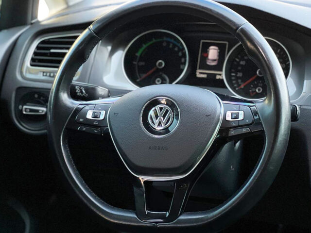 Серый Фольксваген e-Golf, объемом двигателя 24 л и пробегом 122 тыс. км за 10400 $, фото 9 на Automoto.ua
