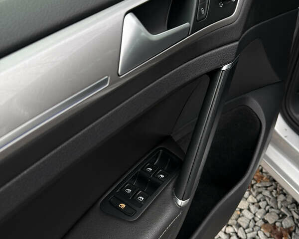 Серый Фольксваген e-Golf, объемом двигателя 0 л и пробегом 120 тыс. км за 7999 $, фото 17 на Automoto.ua