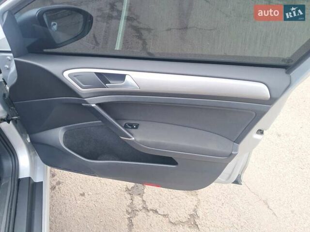 Серый Фольксваген e-Golf, объемом двигателя 0 л и пробегом 140 тыс. км за 9200 $, фото 9 на Automoto.ua