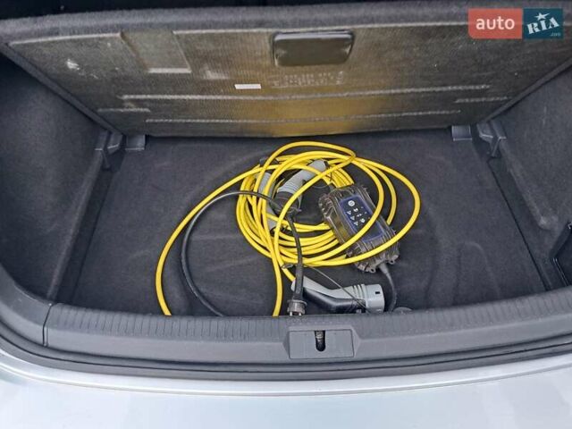 Серый Фольксваген e-Golf, объемом двигателя 0 л и пробегом 157 тыс. км за 9400 $, фото 12 на Automoto.ua