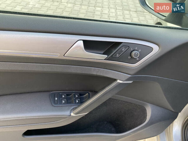 Серый Фольксваген e-Golf, объемом двигателя 0 л и пробегом 148 тыс. км за 9799 $, фото 14 на Automoto.ua
