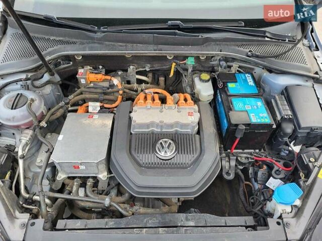 Серый Фольксваген e-Golf, объемом двигателя 0 л и пробегом 98 тыс. км за 9300 $, фото 27 на Automoto.ua