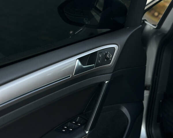 Серый Фольксваген e-Golf, объемом двигателя 0 л и пробегом 159 тыс. км за 9000 $, фото 14 на Automoto.ua