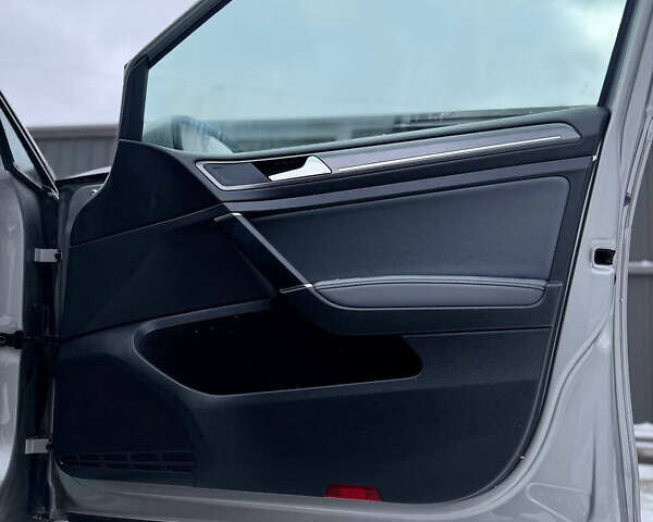 Серый Фольксваген e-Golf, объемом двигателя 0 л и пробегом 148 тыс. км за 12350 $, фото 54 на Automoto.ua