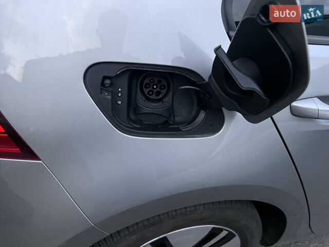 Серый Фольксваген e-Golf, объемом двигателя 0 л и пробегом 103 тыс. км за 15300 $, фото 18 на Automoto.ua