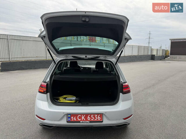 Серый Фольксваген e-Golf, объемом двигателя 0 л и пробегом 98 тыс. км за 12300 $, фото 11 на Automoto.ua