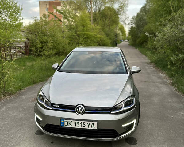 Серый Фольксваген e-Golf, объемом двигателя 0 л и пробегом 130 тыс. км за 15000 $, фото 1 на Automoto.ua