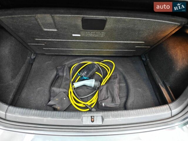 Серый Фольксваген e-Golf, объемом двигателя 0 л и пробегом 140 тыс. км за 11999 $, фото 33 на Automoto.ua