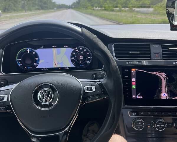 Серый Фольксваген e-Golf, объемом двигателя 0 л и пробегом 103 тыс. км за 15300 $, фото 6 на Automoto.ua