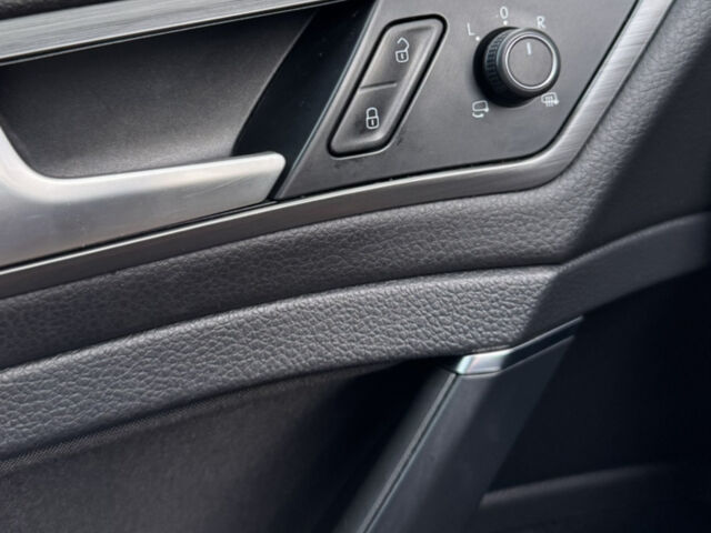 Серый Фольксваген e-Golf, объемом двигателя 0 л и пробегом 107 тыс. км за 14500 $, фото 12 на Automoto.ua