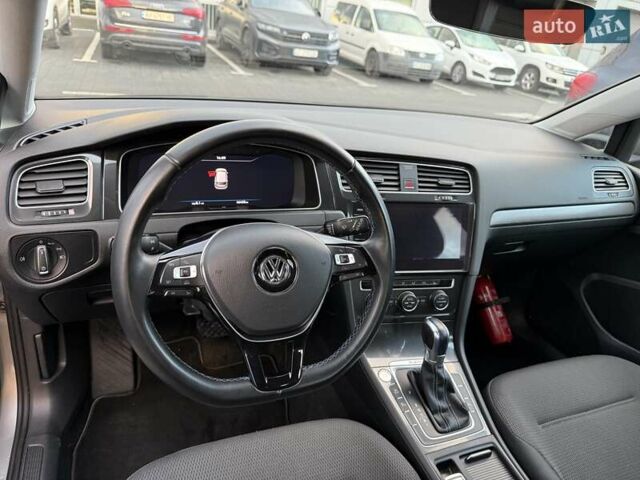 Серый Фольксваген e-Golf, объемом двигателя 0 л и пробегом 46 тыс. км за 15000 $, фото 11 на Automoto.ua