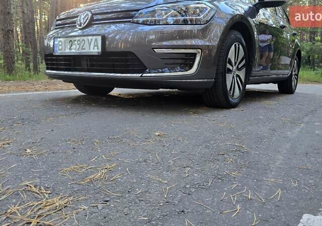 Серый Фольксваген e-Golf, объемом двигателя 0 л и пробегом 74 тыс. км за 13900 $, фото 12 на Automoto.ua