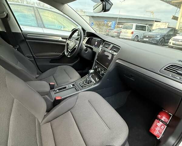 Серый Фольксваген e-Golf, объемом двигателя 0 л и пробегом 46 тыс. км за 15000 $, фото 12 на Automoto.ua
