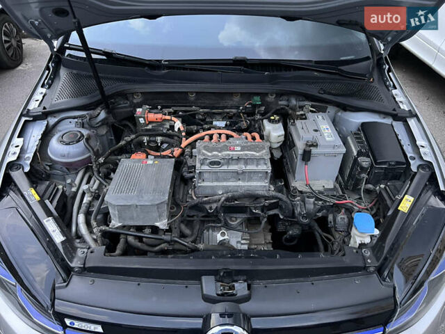 Серый Фольксваген e-Golf, объемом двигателя 0 л и пробегом 103 тыс. км за 15300 $, фото 21 на Automoto.ua