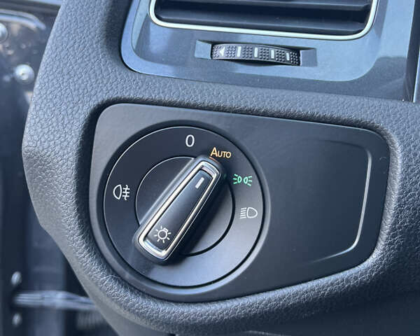 Серый Фольксваген e-Golf, объемом двигателя 0 л и пробегом 114 тыс. км за 12500 $, фото 24 на Automoto.ua