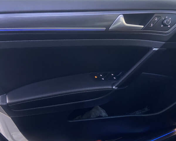 Серый Фольксваген e-Golf, объемом двигателя 0 л и пробегом 135 тыс. км за 14500 $, фото 17 на Automoto.ua