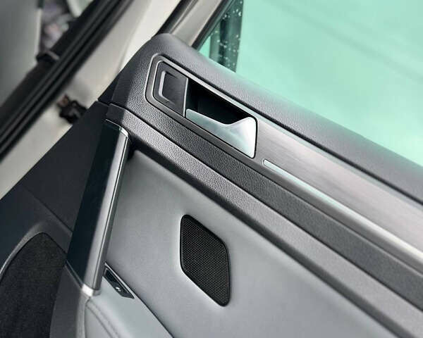 Серый Фольксваген e-Golf, объемом двигателя 0 л и пробегом 148 тыс. км за 12350 $, фото 67 на Automoto.ua