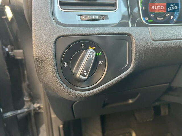 Серый Фольксваген e-Golf, объемом двигателя 0 л и пробегом 149 тыс. км за 12999 $, фото 18 на Automoto.ua
