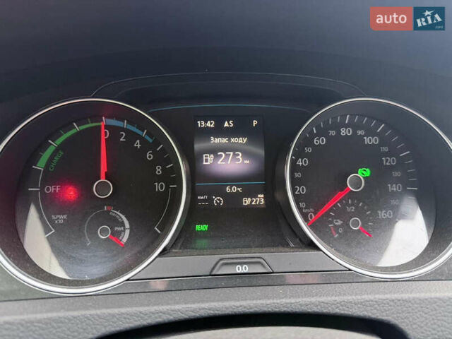 Серый Фольксваген e-Golf, объемом двигателя 0 л и пробегом 77 тыс. км за 13500 $, фото 10 на Automoto.ua