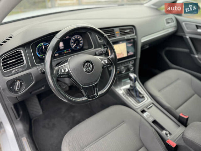 Серый Фольксваген e-Golf, объемом двигателя 0 л и пробегом 207 тыс. км за 11999 $, фото 10 на Automoto.ua