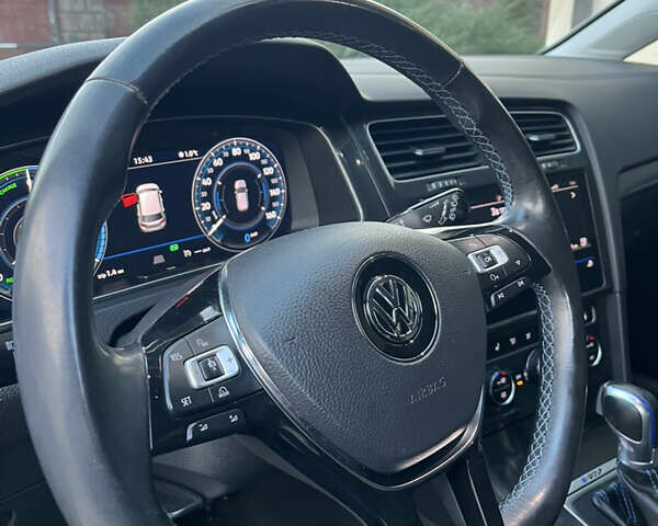Серый Фольксваген e-Golf, объемом двигателя 0 л и пробегом 114 тыс. км за 12500 $, фото 20 на Automoto.ua