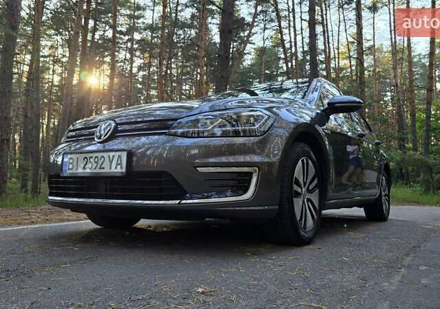 Серый Фольксваген e-Golf, объемом двигателя 0 л и пробегом 74 тыс. км за 13900 $, фото 13 на Automoto.ua