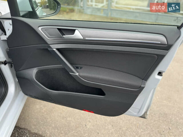 Серый Фольксваген e-Golf, объемом двигателя 0 л и пробегом 207 тыс. км за 11999 $, фото 23 на Automoto.ua