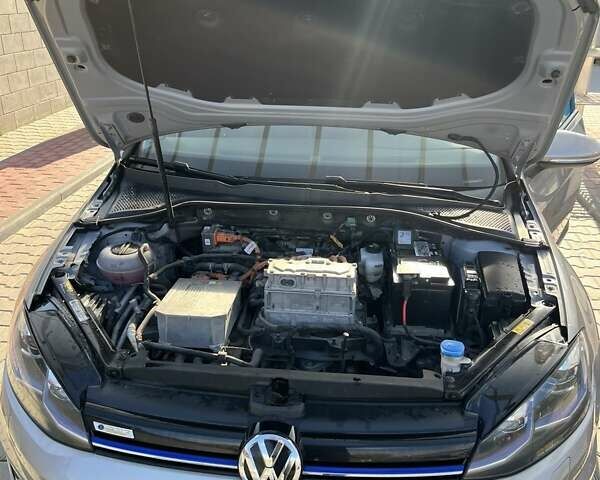 Серый Фольксваген e-Golf, объемом двигателя 0 л и пробегом 124 тыс. км за 12600 $, фото 22 на Automoto.ua