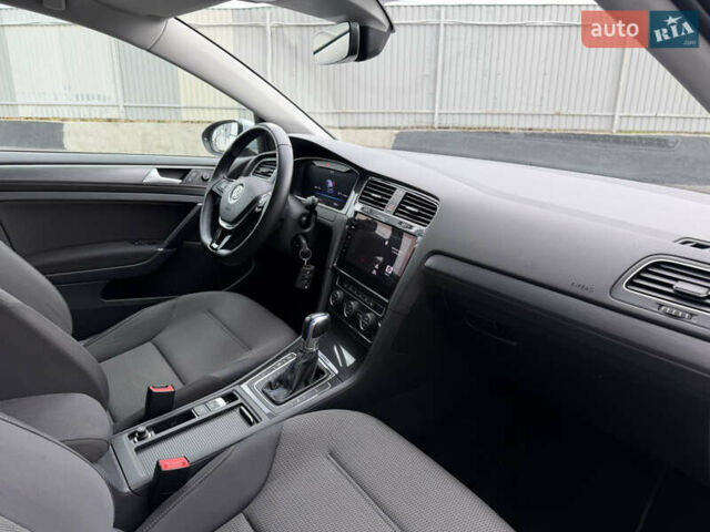 Серый Фольксваген e-Golf, объемом двигателя 0 л и пробегом 98 тыс. км за 12300 $, фото 9 на Automoto.ua
