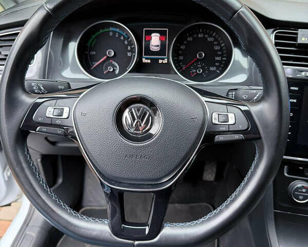 Серый Фольксваген e-Golf, объемом двигателя 0 л и пробегом 77 тыс. км за 13500 $, фото 9 на Automoto.ua